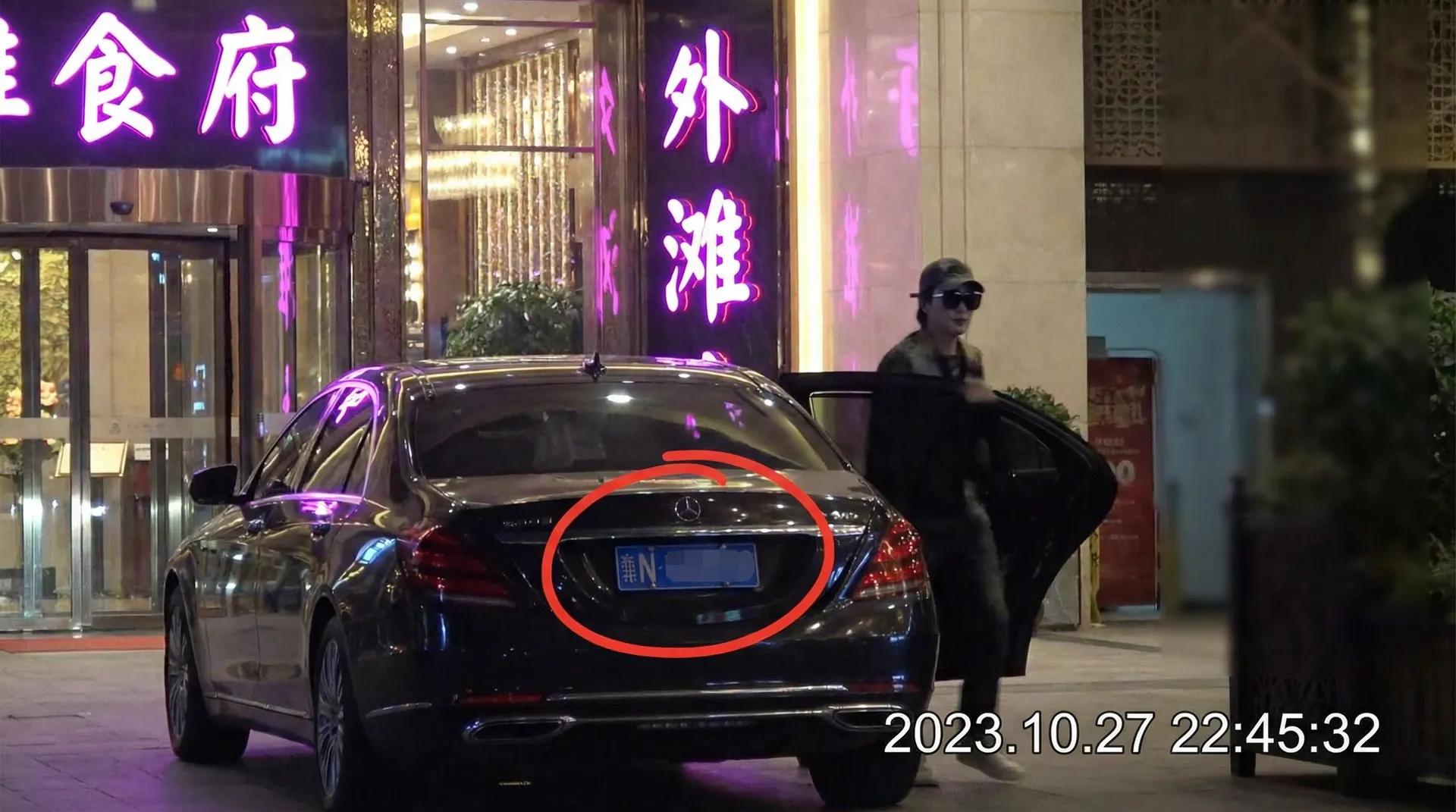 人体艺术 - 豪车餐厅外偷拍